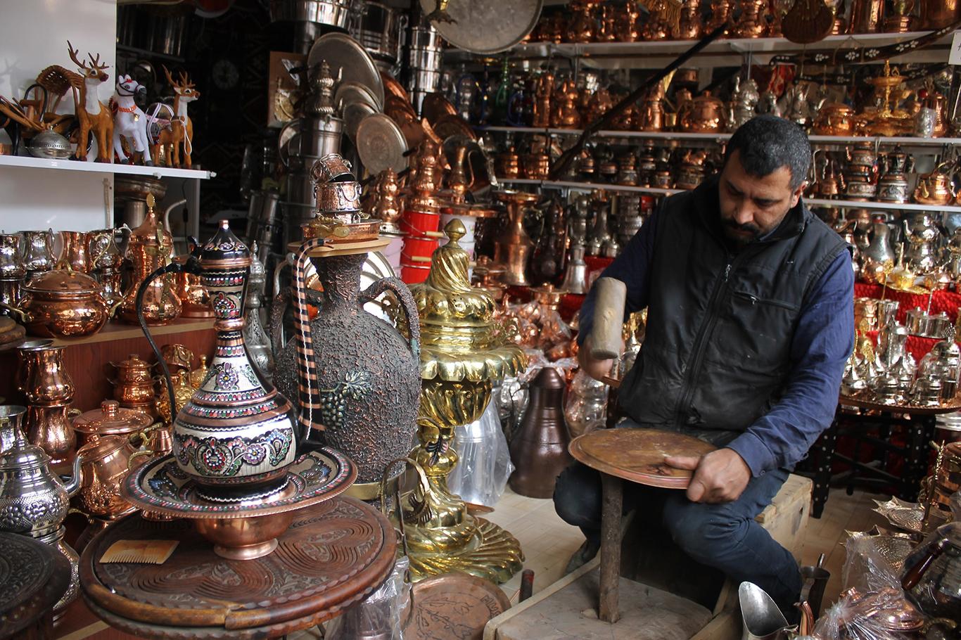 Bakırcı ustası mesleğini ayakta tutmaya çalışıyor